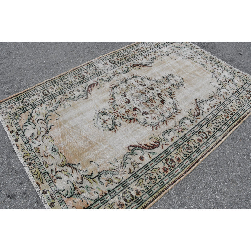 Tapis turc vintage fabriqué à la main en beige pour chambre à coucher bohémienne et espaces intérieurs beige / vert