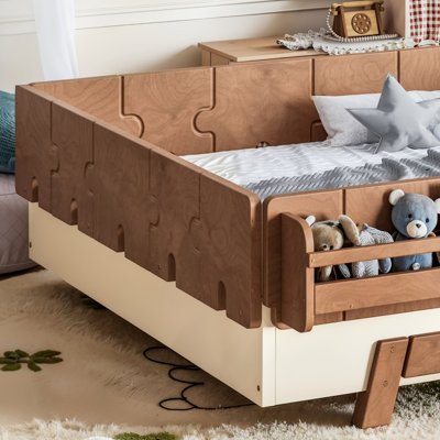 Lit double pleine grandeur avec garde-corps et tablettes pleine longueur, lattes en bois massif Montessori, conception à profil bas et élément enfantin, beige et naturel profond