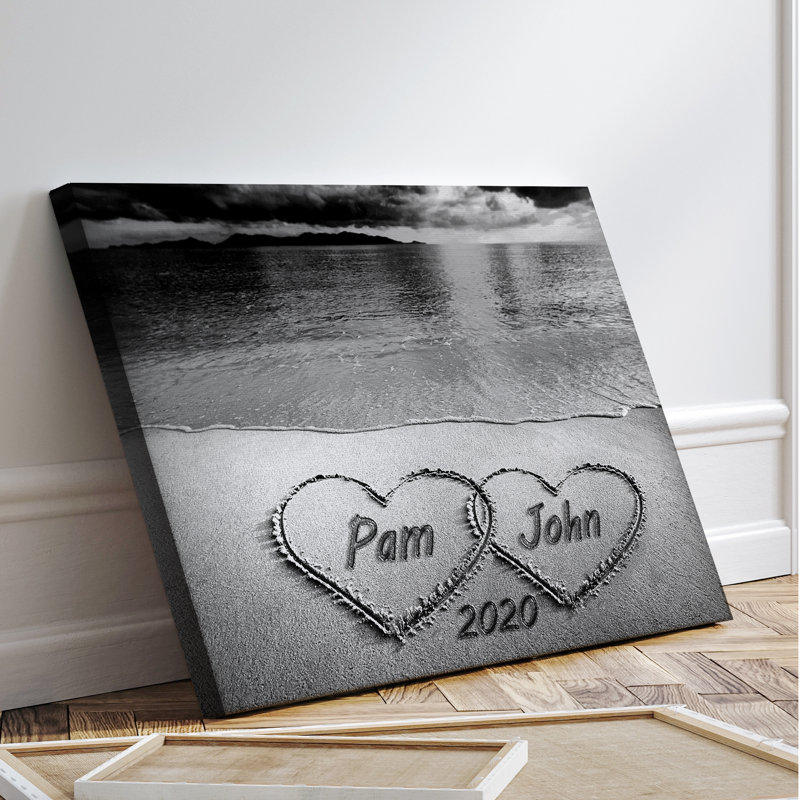Art mural sur mesure en forme de cœur de plage noir et blanc avec noms et date personnalisés - Décor romantique en bord de mer pour les couples, les mariages et les anniversaires