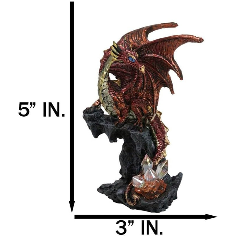 Figurine fantaisie dragon volcanique perché sur un rocher avec des cristaux