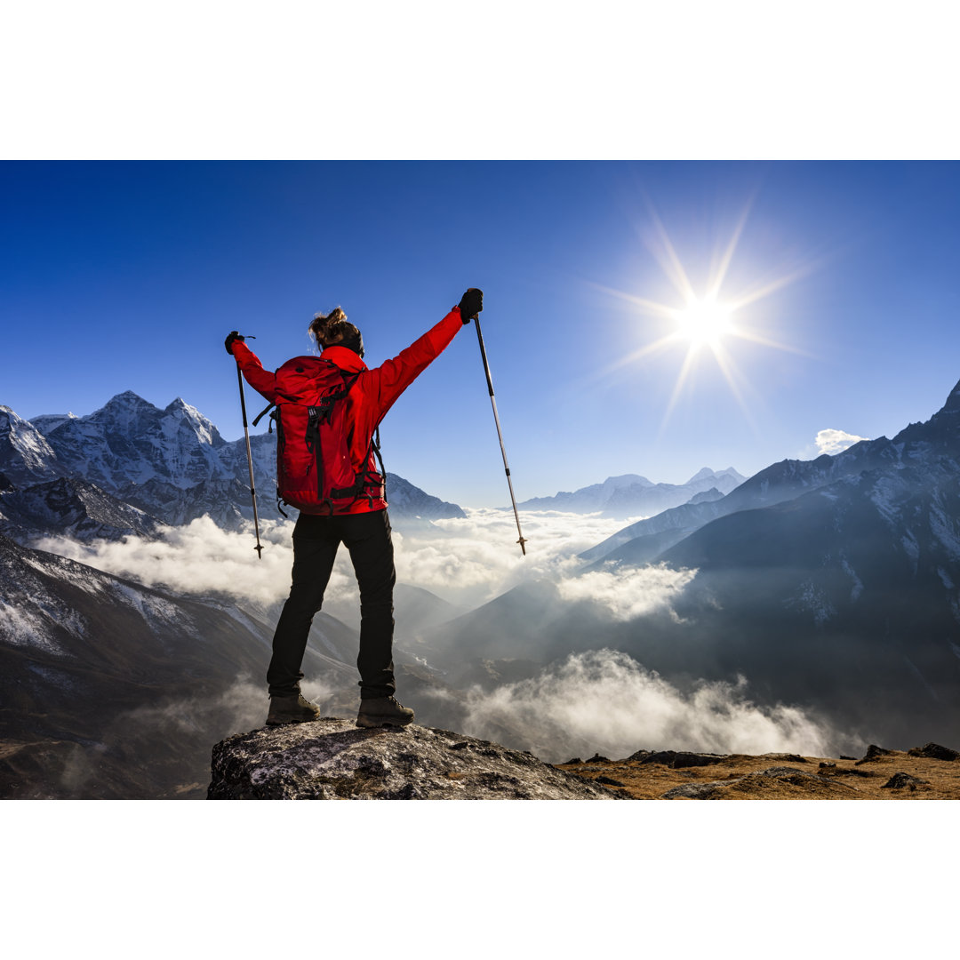 Frau beobachtet den Sonnenuntergang über dem Himalaya, Mount Everest National Park von Bartosz Hadyniak - Druck auf Lein...