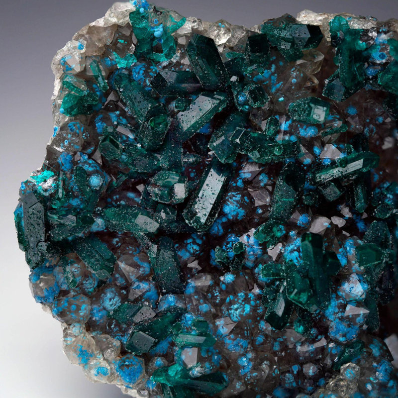 Dioptase avec plancheite sur calcite