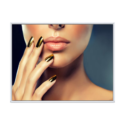 Modèle féminin avec maquillage doré et clous noirs - photographie sur toile