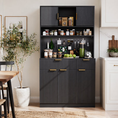 Spacieux garde-manger cannelé en bois de 73 pouces avec rangement, station de charge et panneau perforé pour la vie moderne