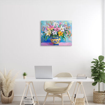 Lis audacieux sur toile bleue, design par Petal Prints Design