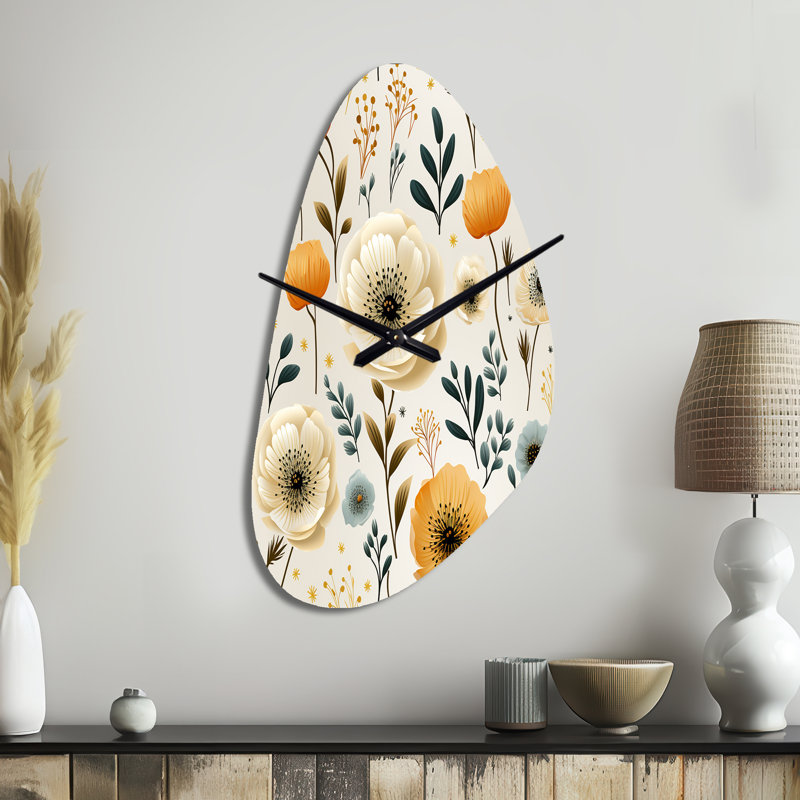 Blanc et jaune ludique fleur de coquelicot - horloge florale en métal de forme irrégulière, horloge asymétrique blanche