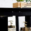 Vitrine lumineuse en verre avec tablettes réglables - Vitrine élégante à 2 portes et tiroir intégré, ampoule incluse - NOIR-1349737941