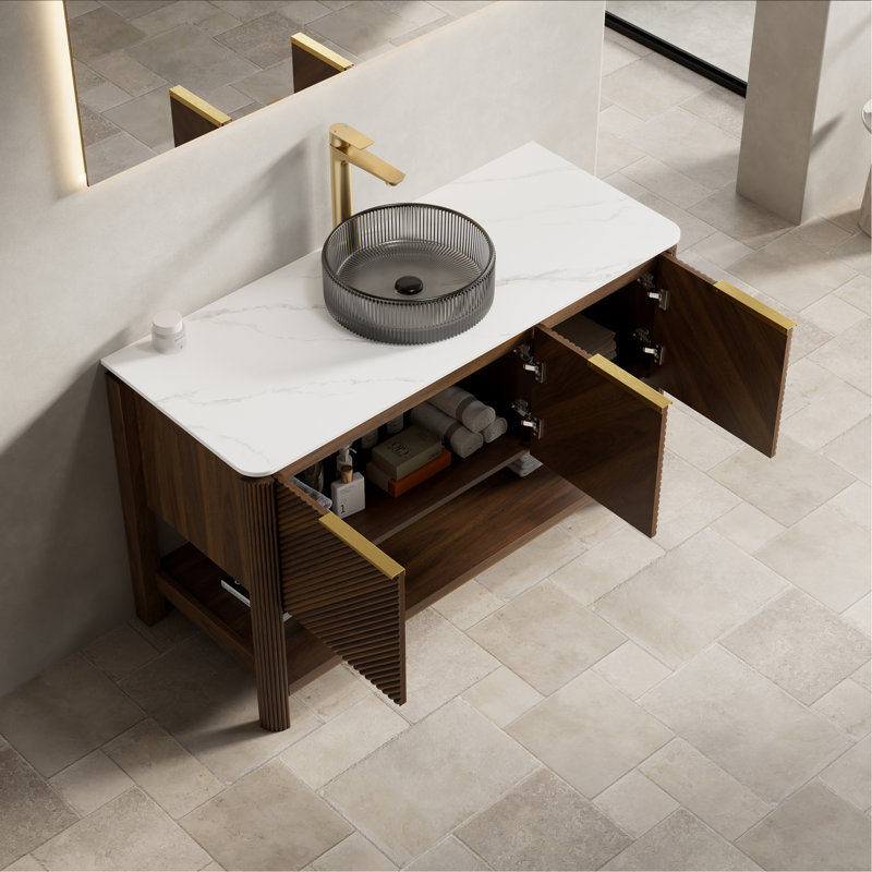 Meuble-lavabo de salle de bain, meuble de rangement autoportant en contreplaqué avec 3 portes rayées diagonales et tablette ouverte, lavabo en verre de transport noir et plateau en pierre frittée blanc de Carrare