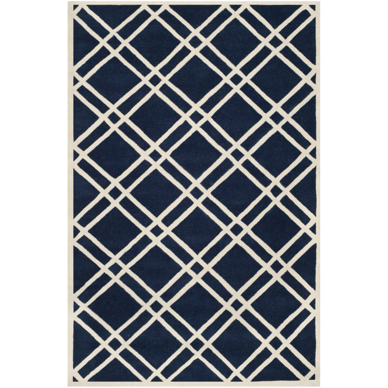 Tapis bleu foncé / ivoire en laine touffeté à la main à motif géométrique Sanyiah