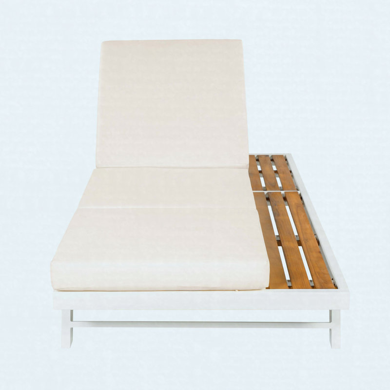 Ensemble de chaises longues d'extérieur en fer blanc et teck avec coussin crème de 3 pouces à 3 plis, dossier réglable et surface de rangement, fauteuil inclinable de patio de 400 lb