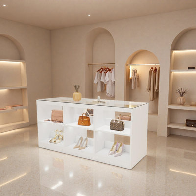 Présentoir à chaussures et sacs du magasin de vêtements