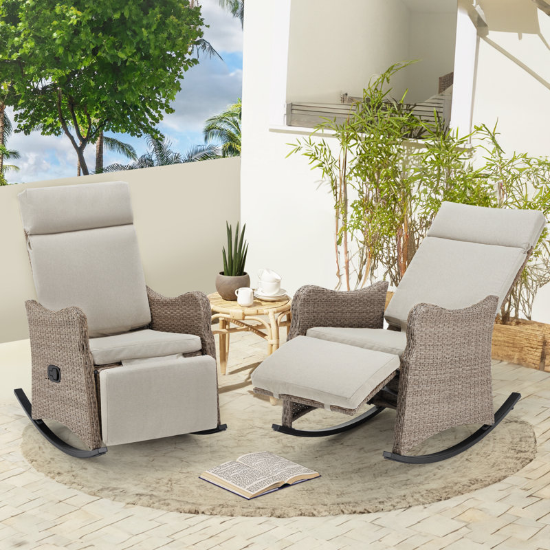 Chaise berçante d'extérieur en osier avec coussins Ekemini