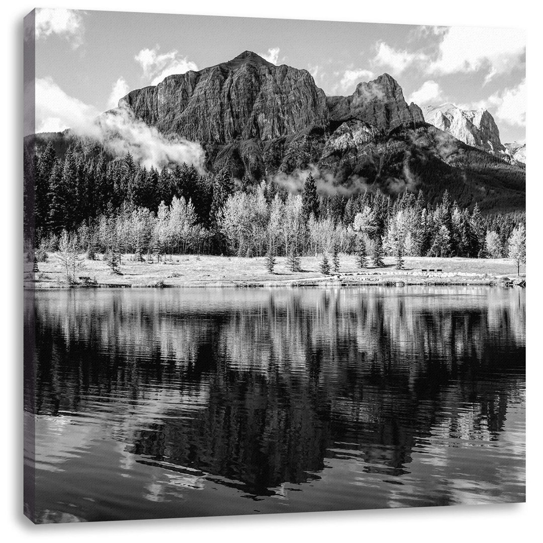 Leinwandbild Kanadischer Herbstwald und Berge am See