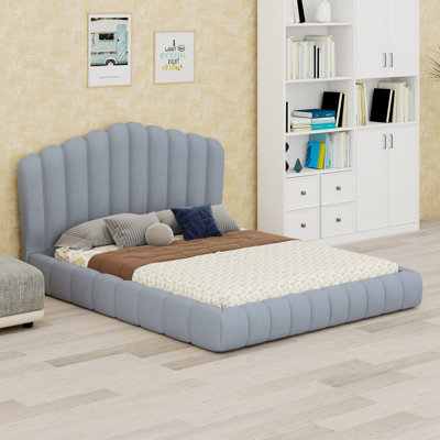 Lit moderne avec structure rembourrée et tête de lit en forme de coquillage