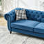 Canapé 2 places 165 cm avec revêtement en velours bleu, accoudoirs arrondis, clous décoratifs, design moderne du milieu du siècle, structure en pin massif, assise mi-ferme, ressorts et mousse haute densité, idéal pour le bureau.
