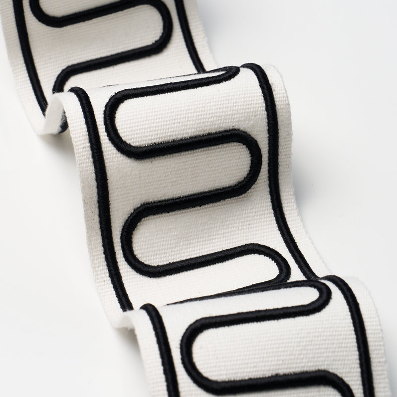 Garniture à volutes Schumacher X Paloma Contreras Royere, Noir