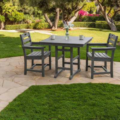 Ensemble de salle à manger d'extérieur 3 pièces Gray Hdpe avec table carrée et 2 fauteuils