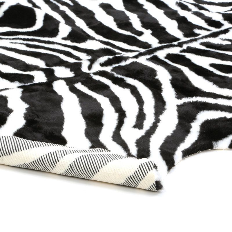 Tapis en fausse fourrure Zebra, Peau 4 pi 7 po x 6 pi 7 po