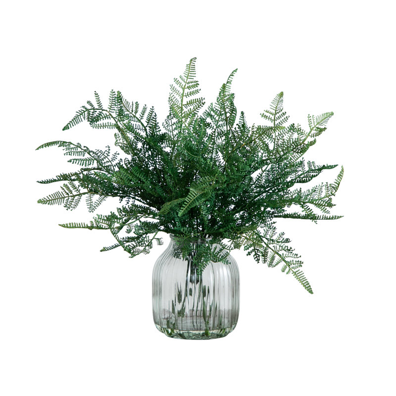 17 po Arrangement de fougères artificielles dans un vase en verre