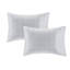 Lit avec édredon rayé bleu et gris et drap avec oreiller décoratif