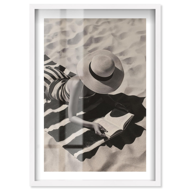 Décoration de plage «Beach Hat Reader Shadowbox» par Notoriart, cadre blanc, 31 x 46, H 46 po x l 31 po, Cadre blanc