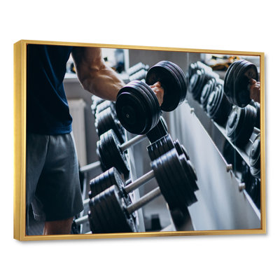 Homme fort s'entraînant au gymnase sur toile