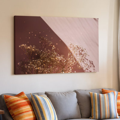 Toile, composition minimaliste sereine mettant en vedette de délicates fleurs séchées doucement illuminées contre un mur rose pâle chaleureux
