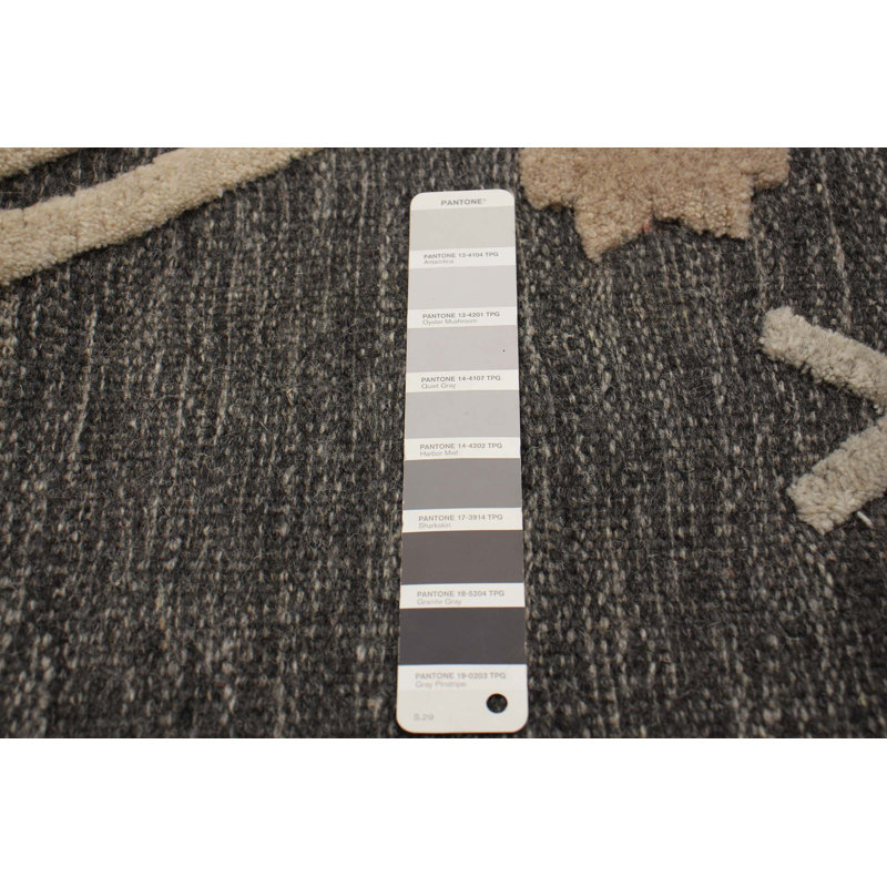 Tapis gris foncé / crème en laine à motif de chevrons fait à la main 5 pi 5 po x 7 pi 8 po