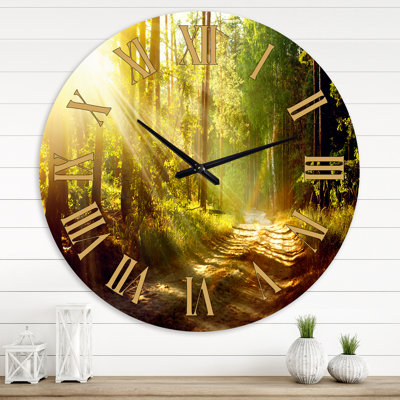 Sun Rays in Misty Old Forest - Horloge murale traditionnelle