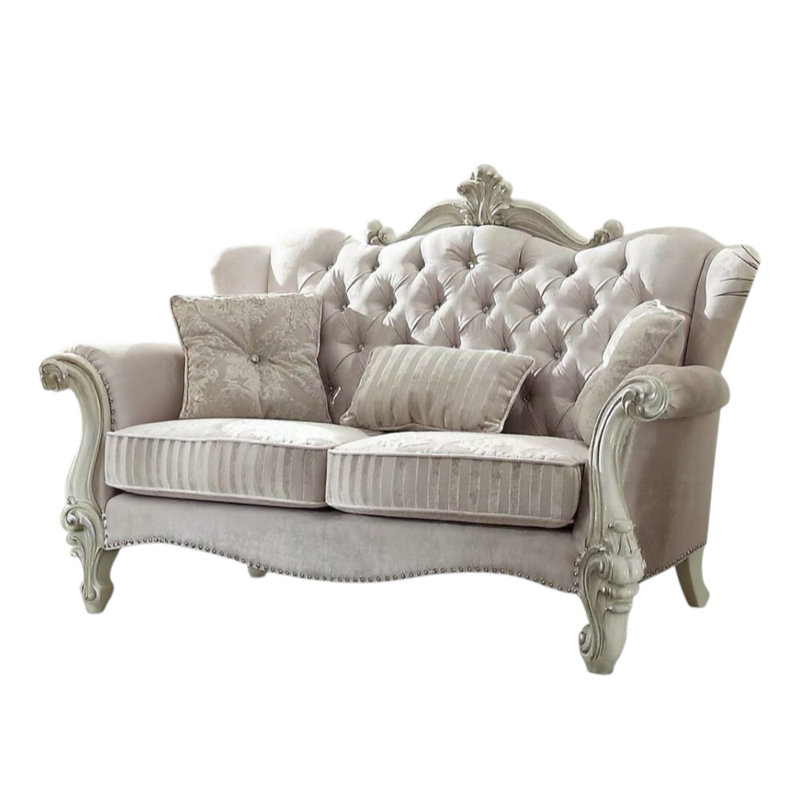 Causeuse Chesterfield 69 po ivoire et coussins décoratifs