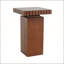 Table d'appoint carrée en noyer avec bord cranté, idéale pour un décor intérieur moderne et rustique.