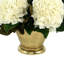 Arrangement d'hortensias et de feuilles de magnolia dans un vase en métal
