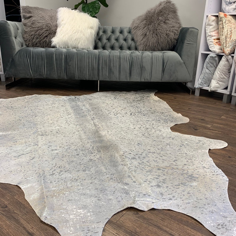 Tapis argenté métallique sur blanc