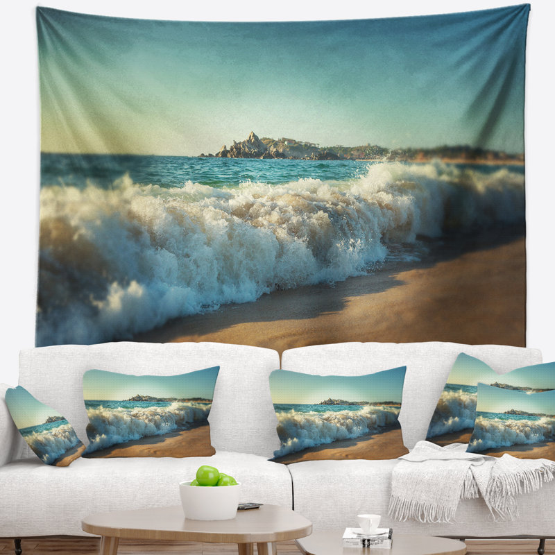 Vagues orageuses frappant une tapisserie de sable de plage, H 50 po x l 60 po