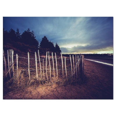 «Old Fence on Beach at Sunset», reproduction de photo sur toile tendue encadrée