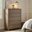 Commode haute Delv, 5 tiroirs, poignées chromées, chêne gris clair