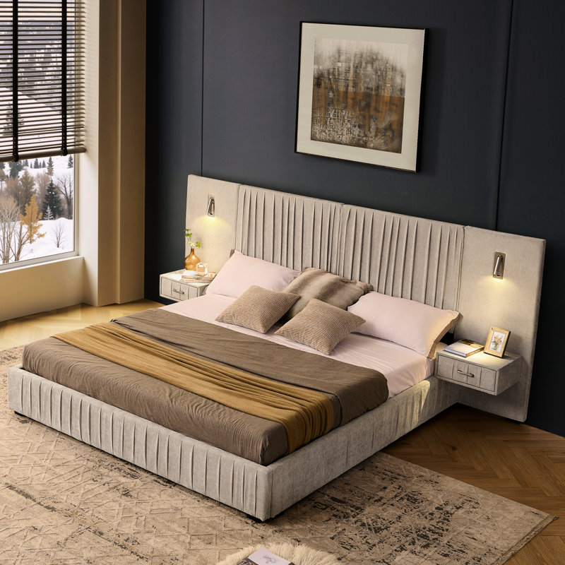 Lit plateforme très grand revêtu de chenille plissée et d'angle - lumières réglables, tête de lit au sol, table de chevet, lampes, tête de lit beige