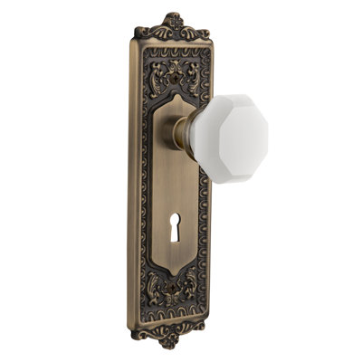 Assiette à œufs et fléchettes avec trou de serrure décoratif et bouton de lait blanc Waldorf
