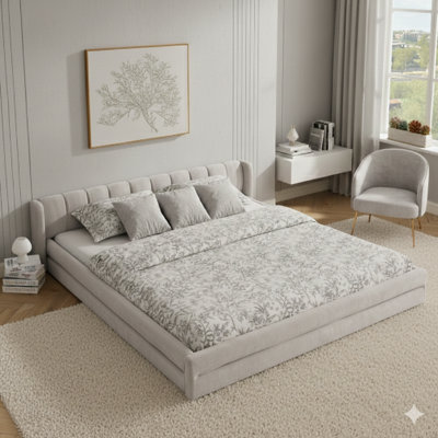 Structure de lit tapissier très grand avec tissu épais pour plus de confort. Recouvert de tissu chenille, comprend une tête de lit et une structure solide. Dimensions: 88 po x 87 po x 23 po. Disponible en beige.