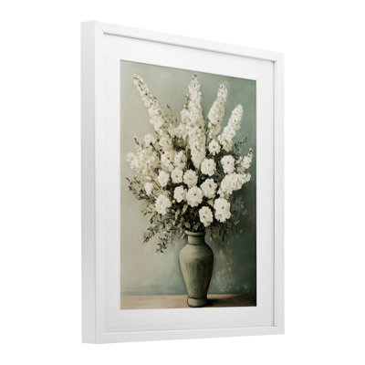 Fleurs blanches dans un vase vert, reproduction encadrée sous verre, design par Petal Prints Design