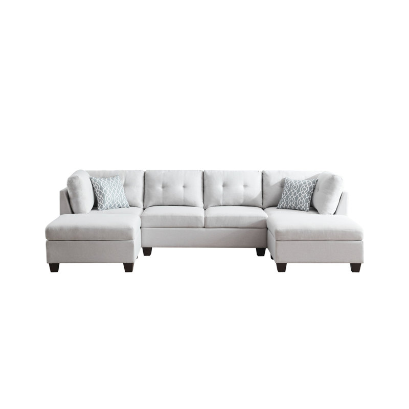 Canapé modulaire rembourré en lin gris avec méridienne double, dossier capitonné et coussins décoratifs coordonnés
