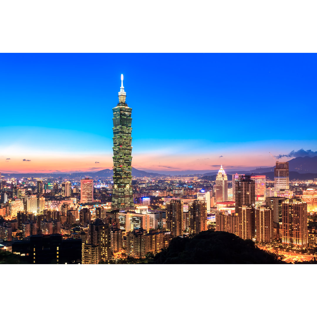 Stadt Taipeh Skyline bei Nacht von GoranQ - Ohne Rahmen auf Leinwand drucken