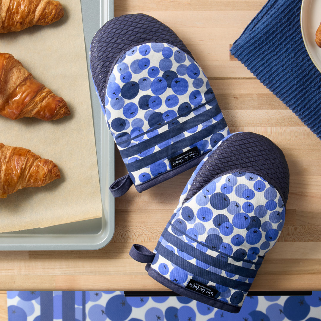 SUR LA TABLE KITCHEN ESSENTIALS Fresh Blueberries Fruit Mini Oven Mitt 2-Pack Set Blue/White 5.5"x8" (Set of 2) Sur La Table Kitchen Essentials