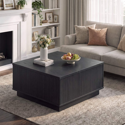 Table basse carrée relevable de 80 cm de large avec rangement et piètement en bloc, table centrale moderne en bois cannelé pour salon