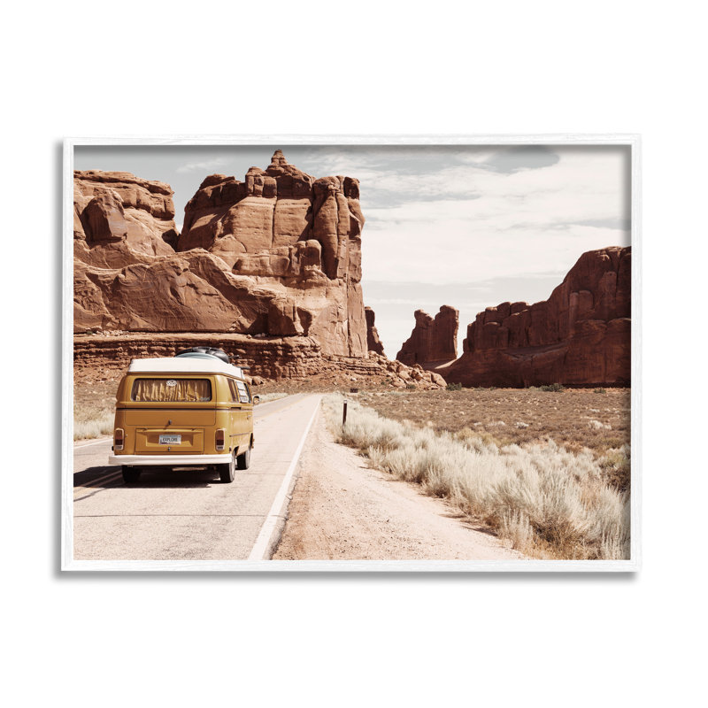 «Desert Cliff Road Trip Van» encadré sur bois par Krista Broadway, photographie, L 24 po x H 30 po