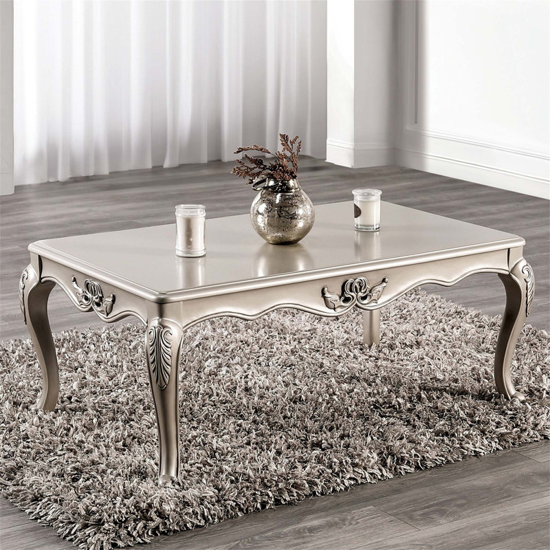 Table basse de style traditionnel avec un design sculpté, une structure en bois massif et une élégante finition champagne pour les intérieurs classiques