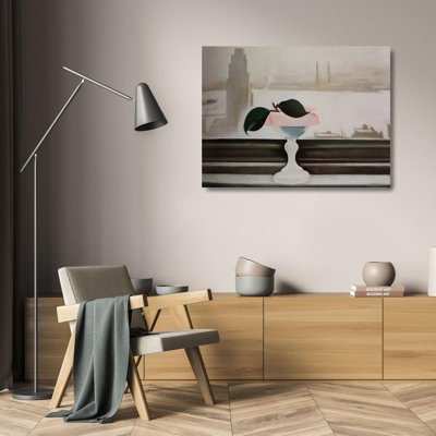 Plat rose et feuilles vertes