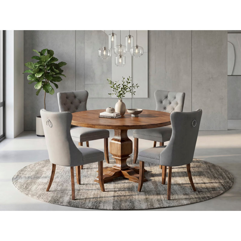 L'ensemble de salle à manger 5 pièces comprend une table ronde et 4 chaises rembourrées en similicuir gris clair avec dossier capitonné, noyer antique