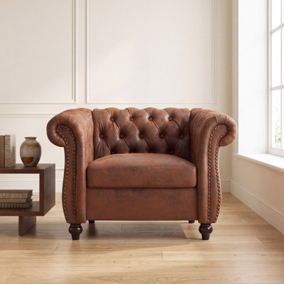 Fauteuil d'appoint en similicuir Chesterfield avec accoudoirs roulés et garniture cloutée