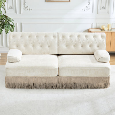 Velours beige doux avec motif de boutons et jupe à pampille, pour une détente confortable dans le salon en velours